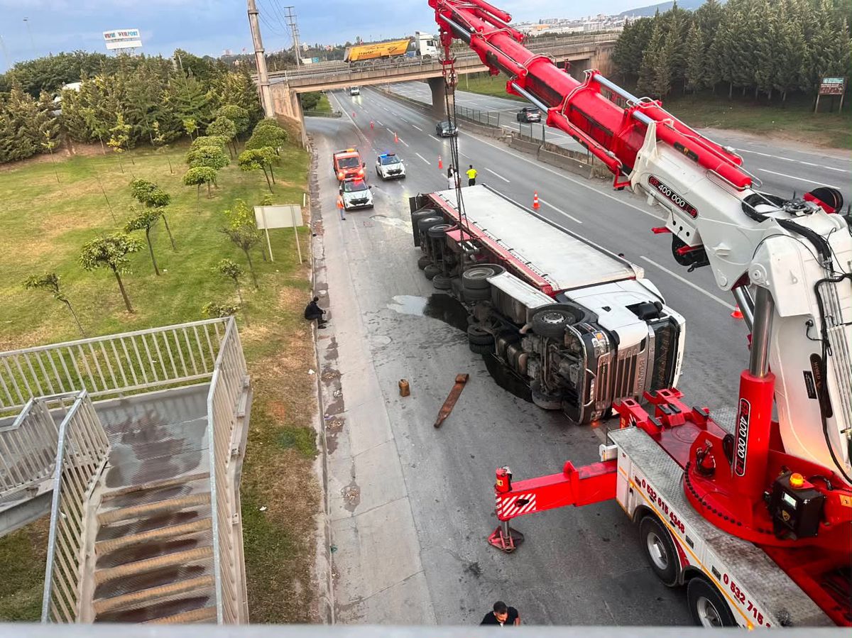 Gebze'de TIR Devrildi: D-100'de Trafik Aksamaları