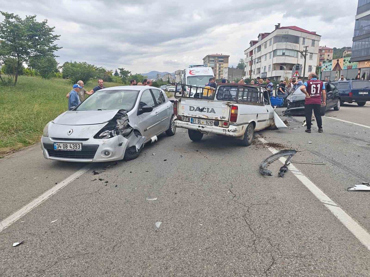 Trabzon'da 3 Araçlı Zincirleme Kaza: 8 Yaralı