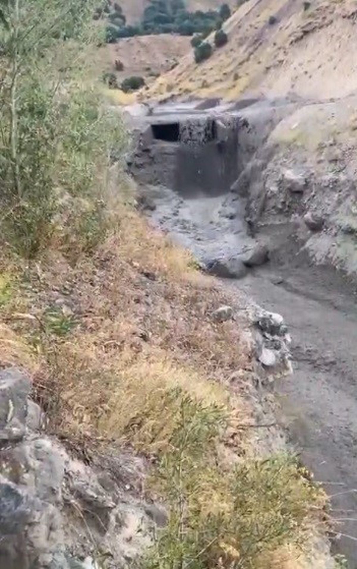 Pülümür'de Heyelan Anı Kamerada: 2 Köy Yolu Ulaşıma Açıldı