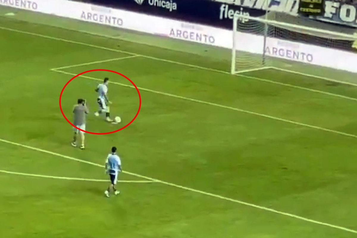 Uçak kaçacak diye sahadan çekildiler! Rakip boş kaleye penaltı atıp kupayı kutladı