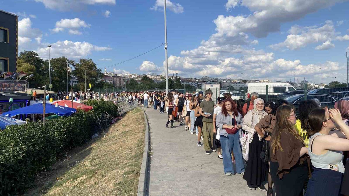 Ateez konseri öncesi Yenikapı’da uzun kuyruklar