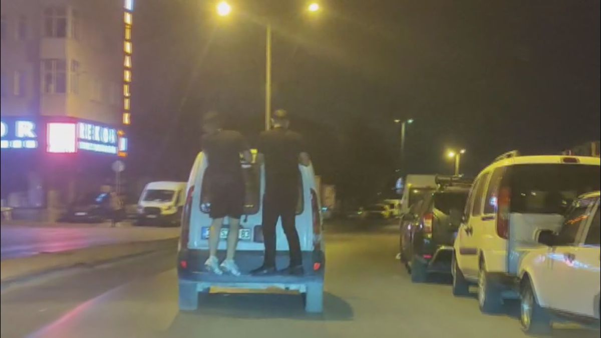 Zeytinburnu’nda Aracın Arkasına Tutunan 2 Kişinin Tehlikeli Yolculuğu Kamerada