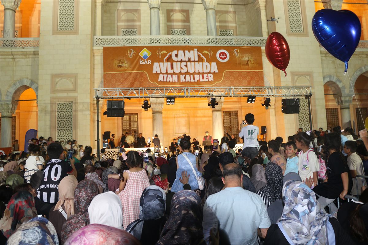 Adana'da Cami Avlusunda Kalpler Atan Etkinlik