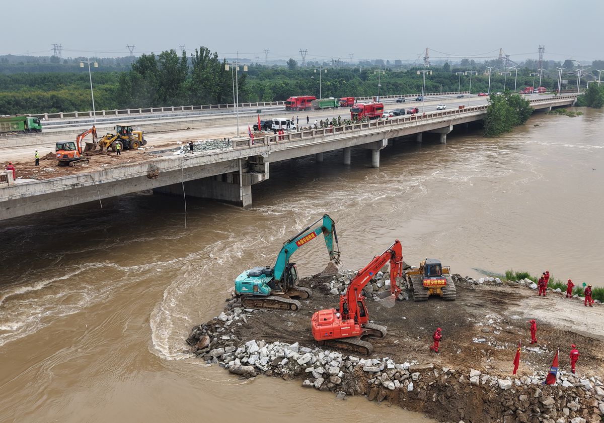 Zhoukou'da Jialu Nehri Setinde Çökme: Kurtarma Ekipleri Seferber Oldu