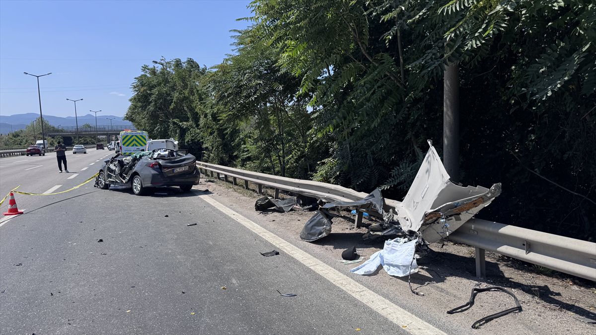 Sakarya'da TIR ve Otomobil Zincirleme Kazası: Uzman Onbaşı Hayatını Kaybetti