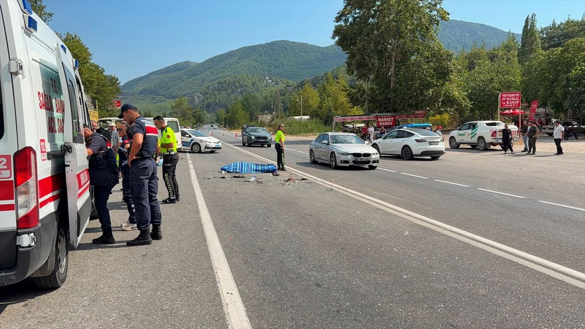 Akseki'de Minibüs ile Hafif Ticari Araç Çarpıştı: Karı Koca Öldü, 4 Kişi Yaralandı