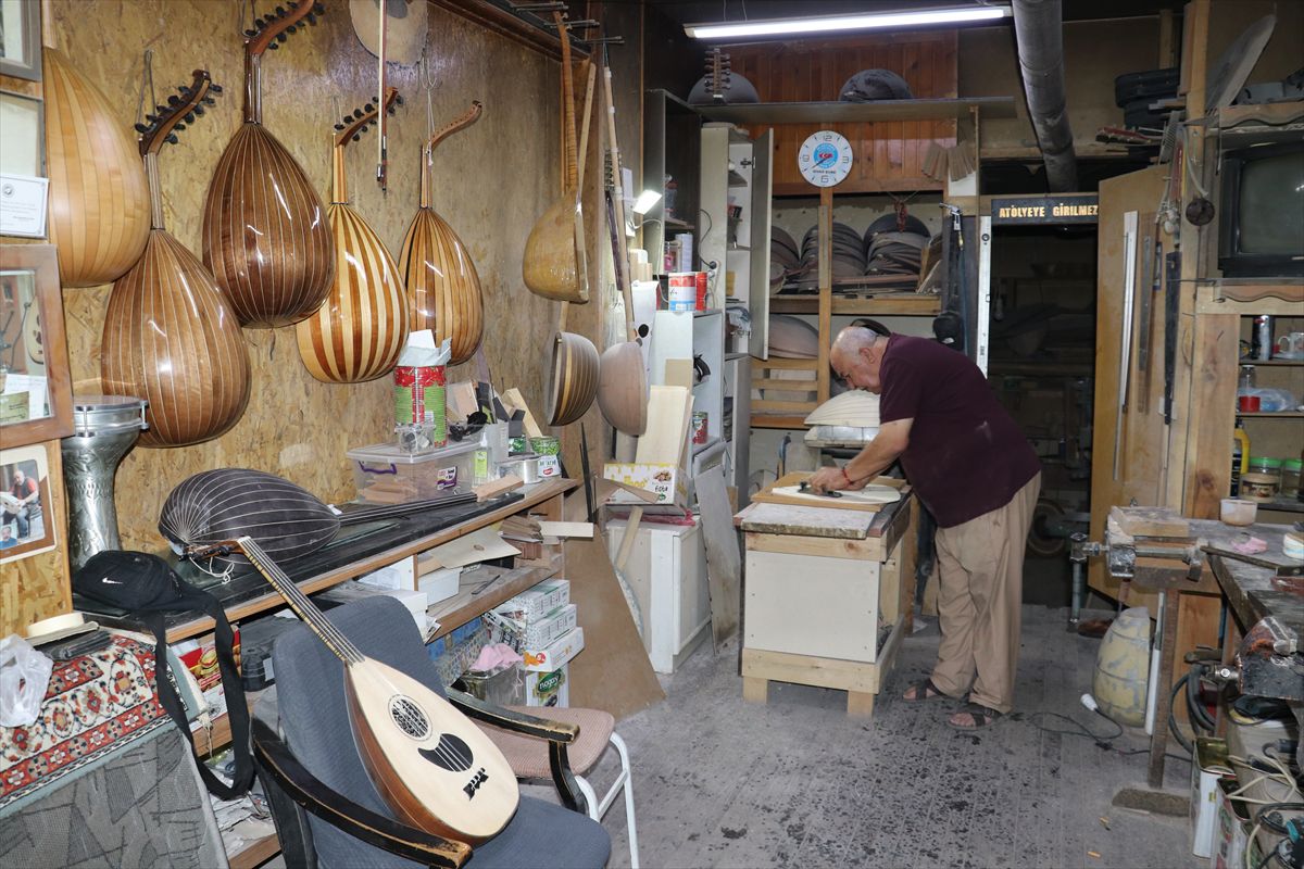 Sivas'ın tek ud ustası 50 yıldır saz yapıyor