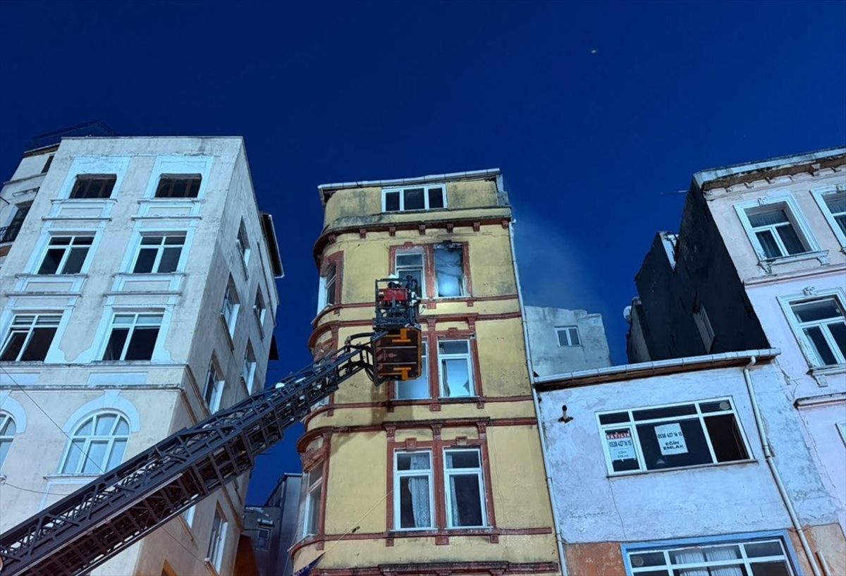 Beyoğlu'nda Yangın: Havai Fişek İddiası