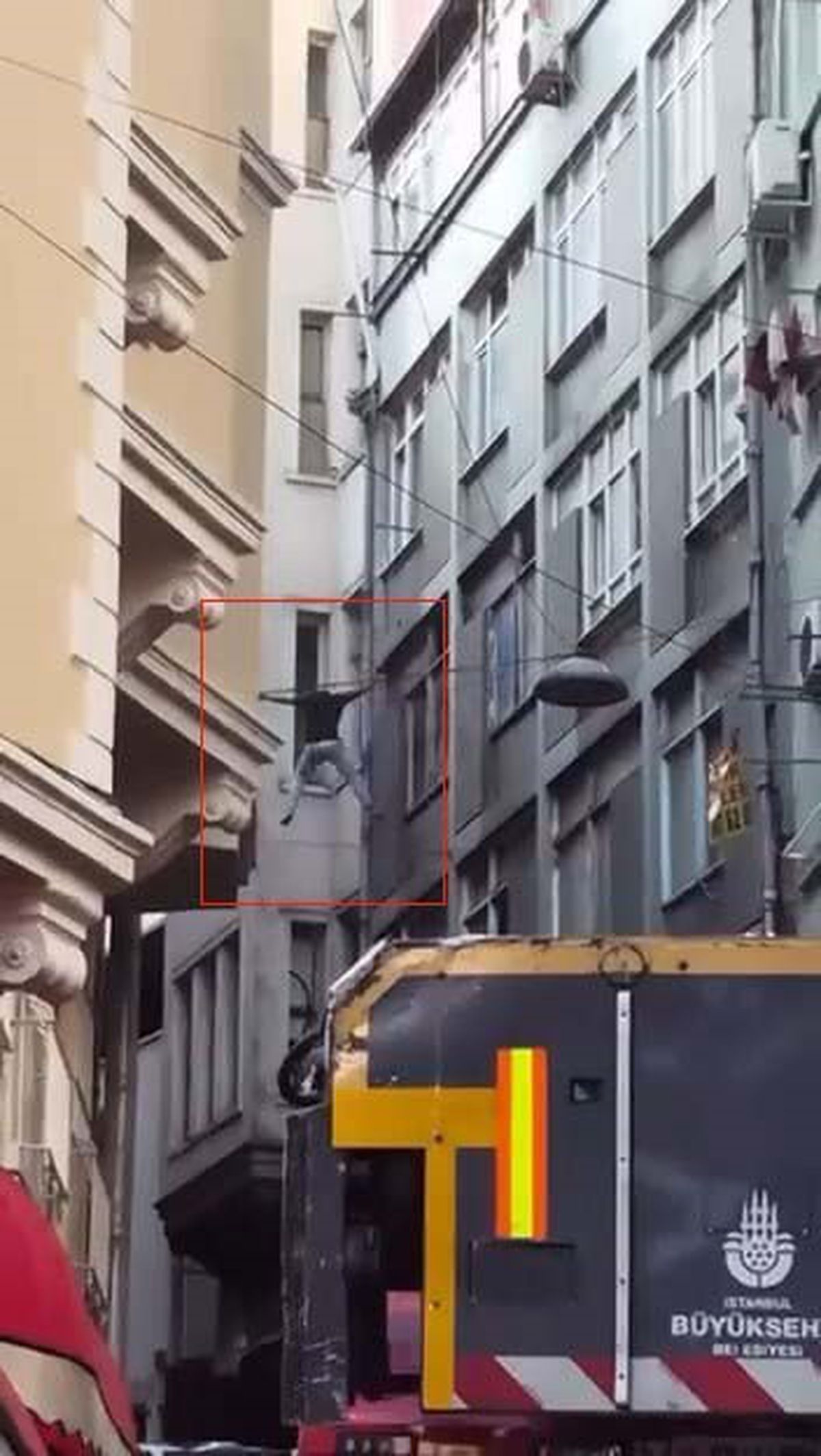 Beyoğlu'nda uyuşturucu etkisindeki şahıs intihar girişiminde bulundu