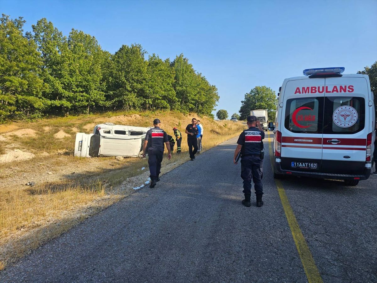 Bilecik’te Hafif Ticari Araç Devrildi: 5 Yaralı
