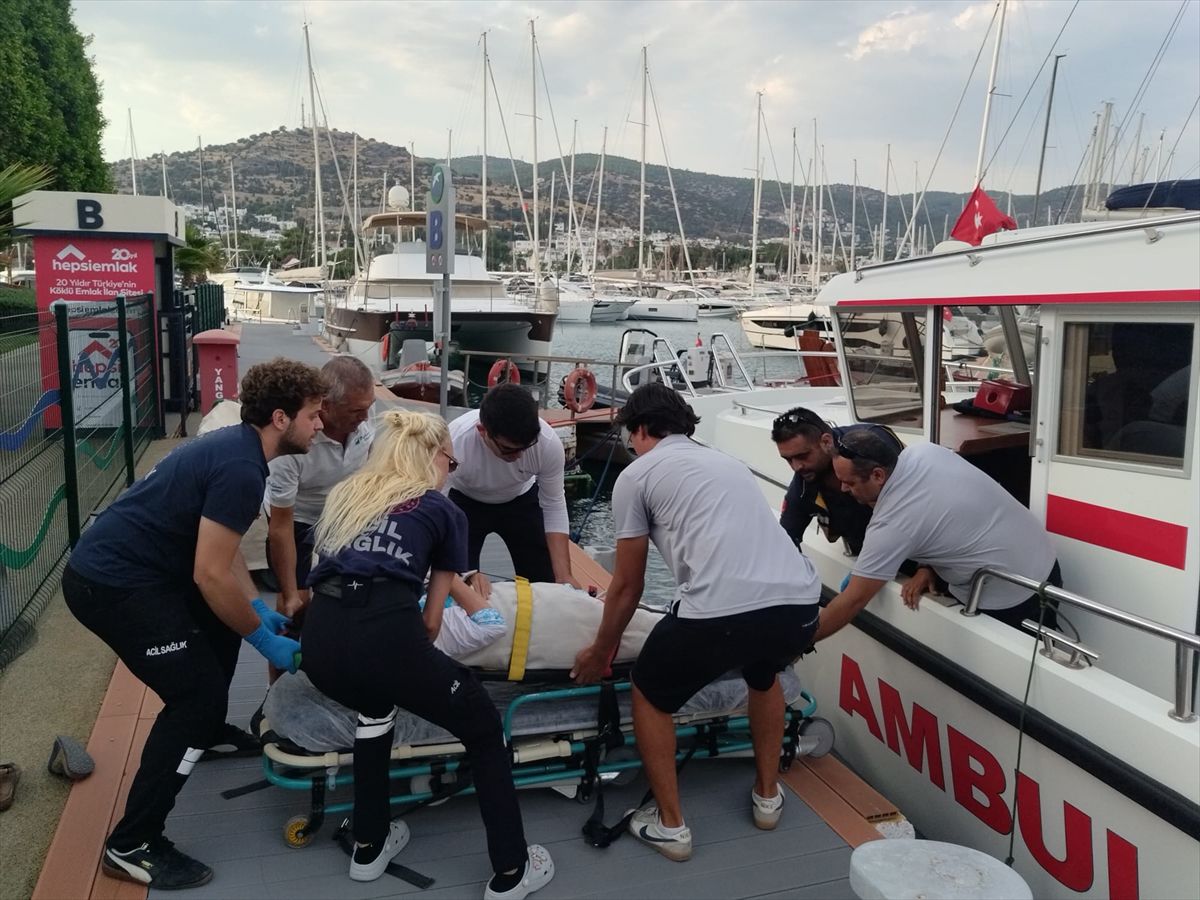 Bodrum'da ABD'li turist teknede düşerek yaralandı