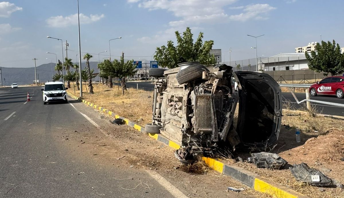 Cizre'de Kontrolden Çıkan Otomobil Direğe Çarptı: Sürücü Yaralandı