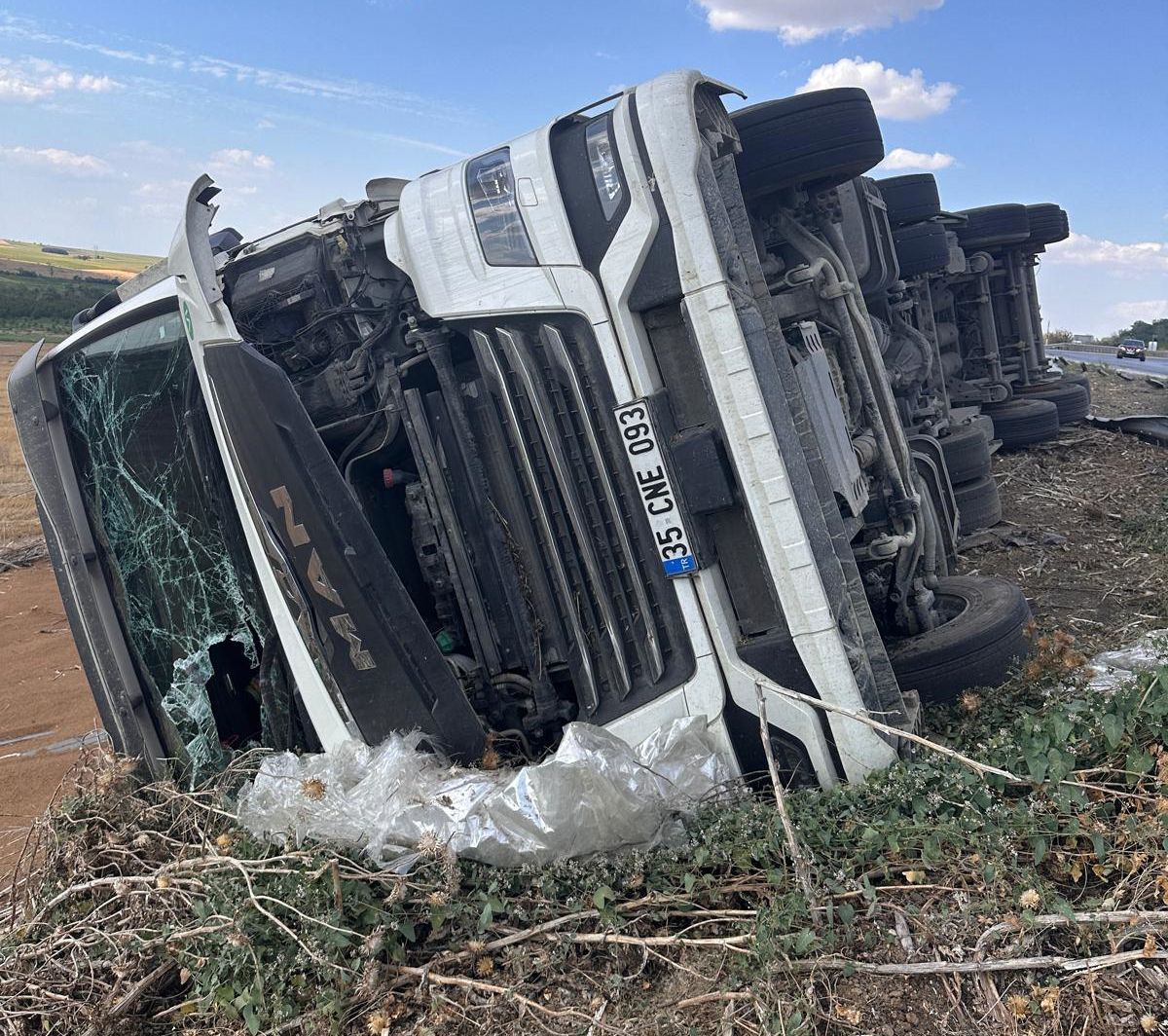 Uzunköprü’de Buğday Yüklü Kamyon Devrildi: 1 Yaralı