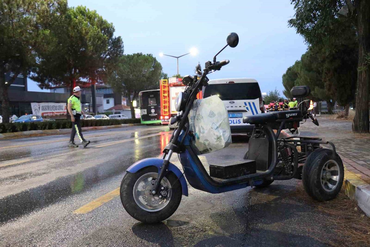 Denizli'de motosiklet kazası: Kadın sürücü otobüsün altında kaldı