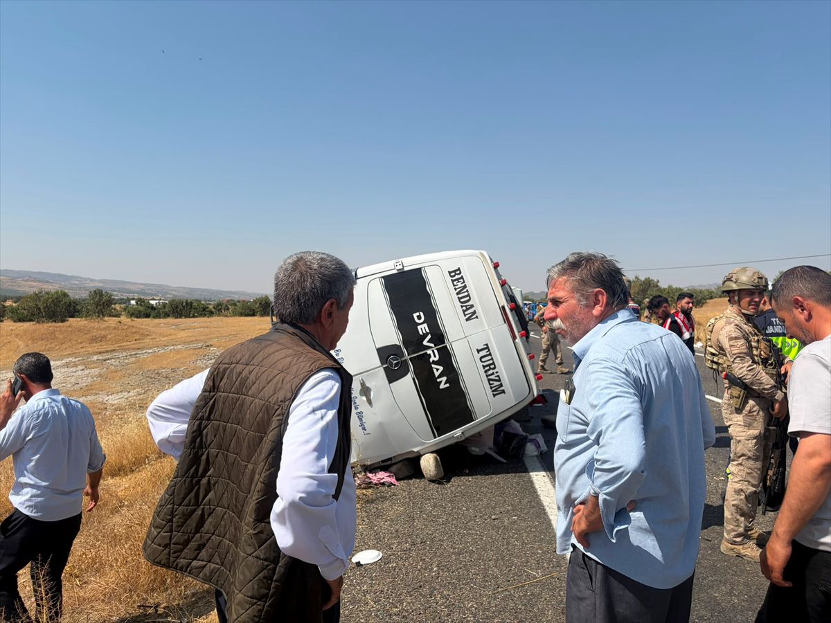 Lice’de Minibüs Kazası: 2 Ölü, 12 Yaralı