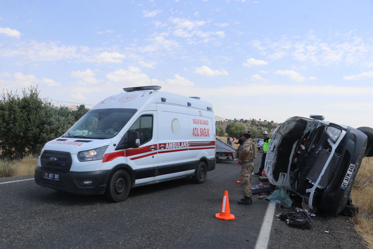 Lice’de Minibüs Kazası: 3 Ölü, 11 Yaralı