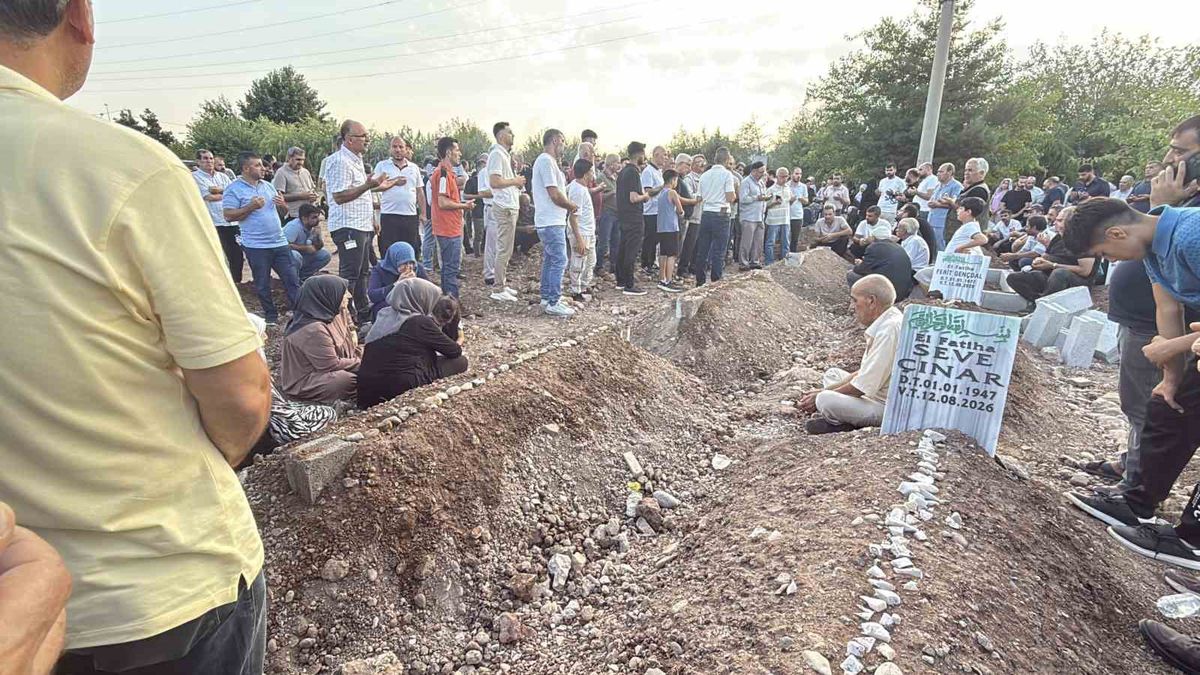 Lice'deki kazada ölen 5 kardeş ve 2 yeğen yan yana toprağa verildi