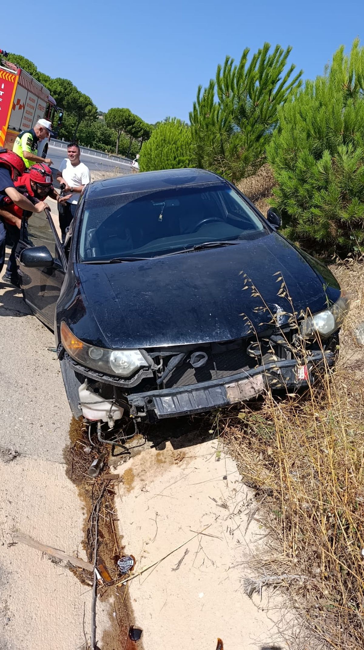 Dursunbey'de Trafik Kazası: Sürücü Sıkıştığı Araçtan Kurtarıldı