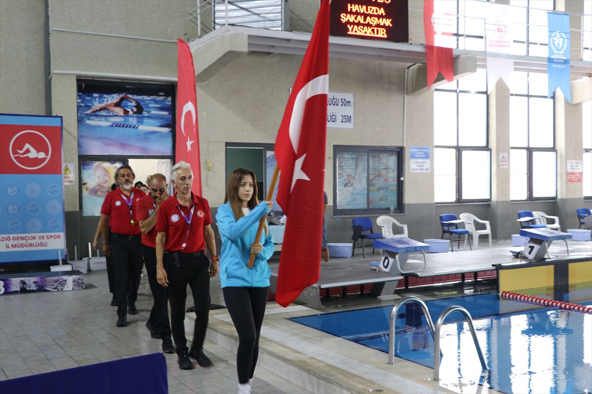 Elazığ’da Yüzme Şampiyonası Başladı