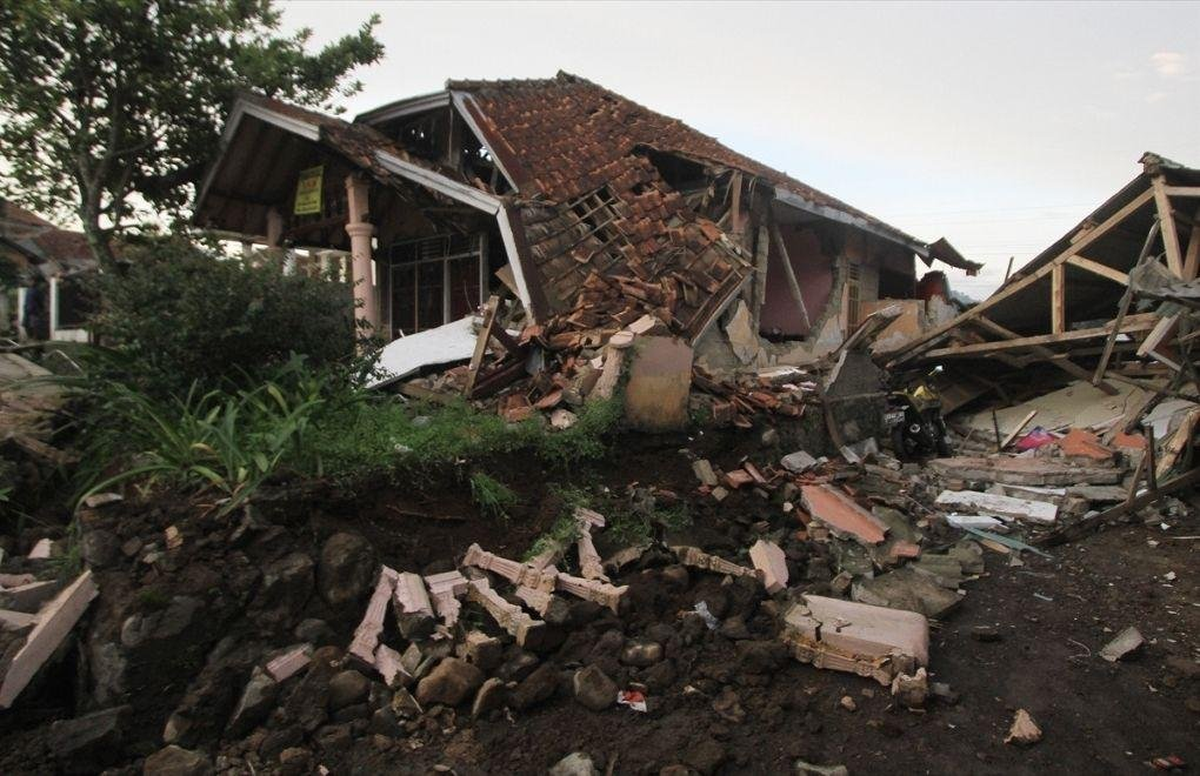 Endonezya'da 7,7 Büyüklüğündeki Depremde Can Kaybı 38'e Yükseldi