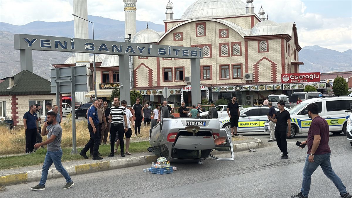 Erzincan'da Takla Atan Otomobilde 2 Yaralı