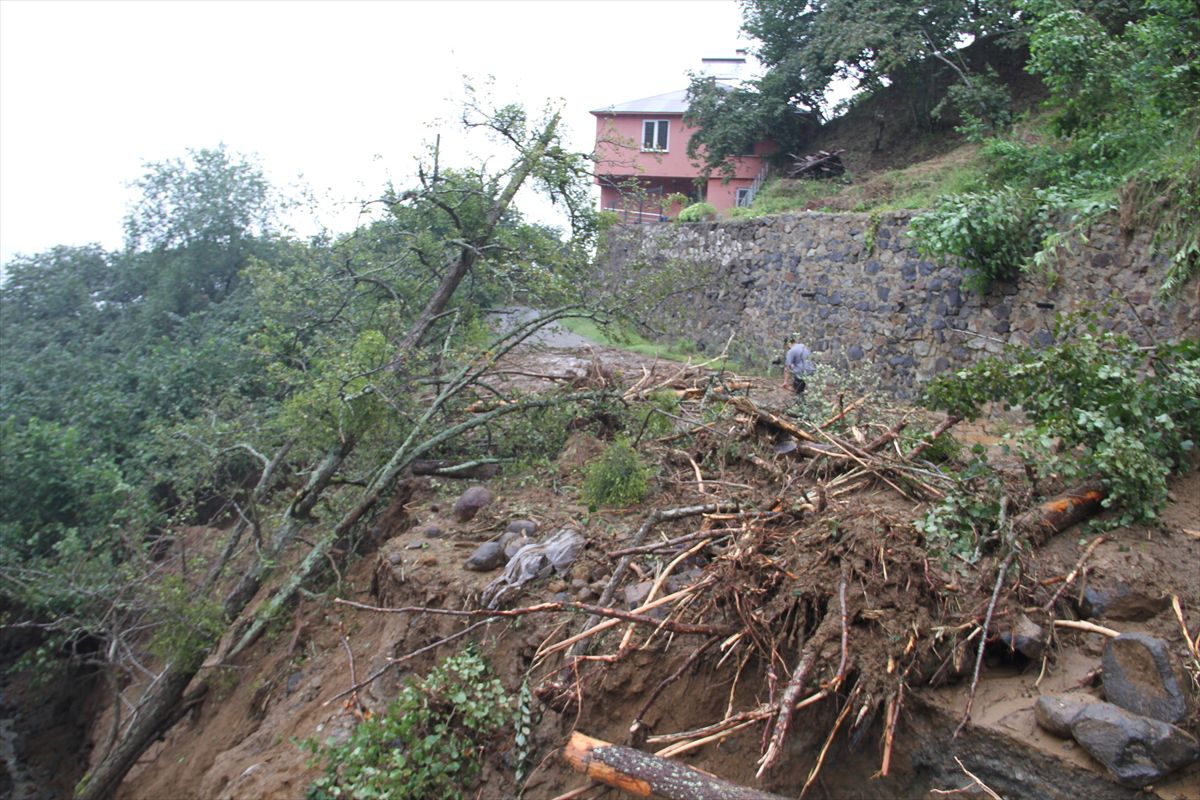 Giresun'da sağanak yolları vurdu