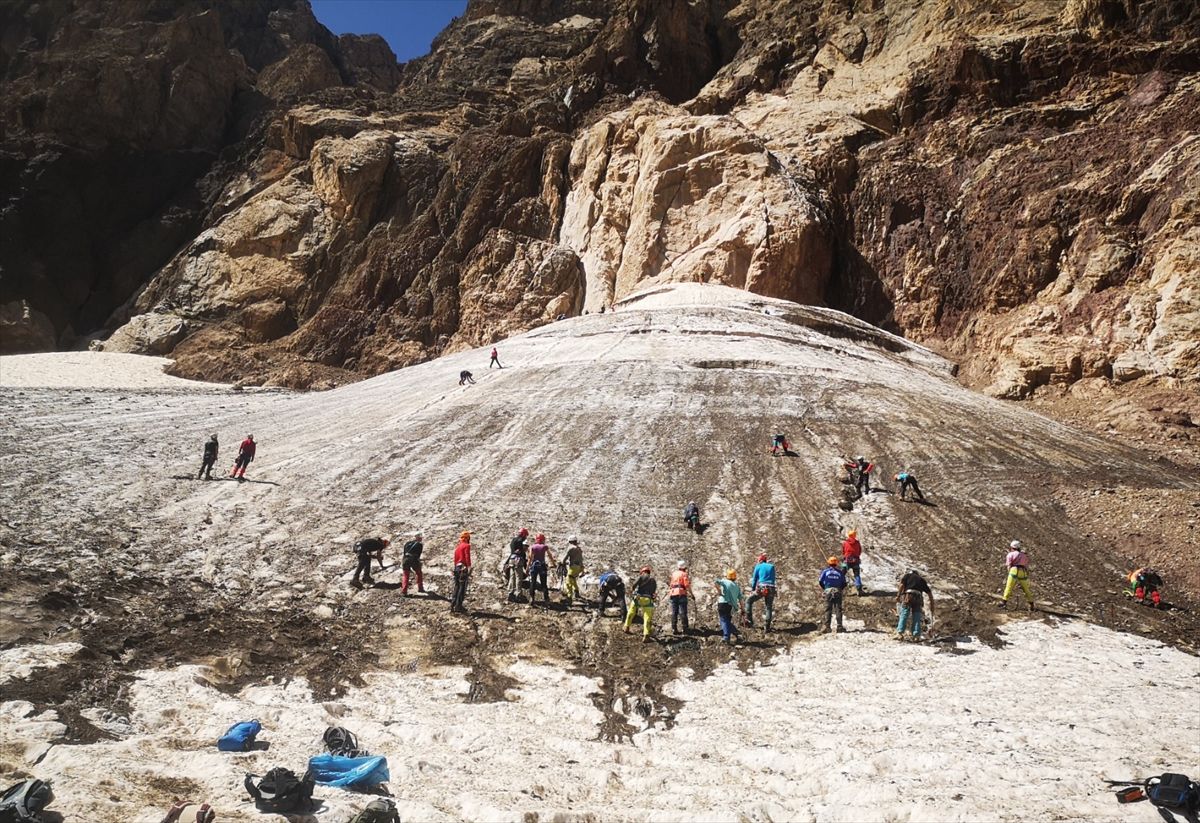 Hakkari'de Buz Tırmanışı Kampı Tamamlandı