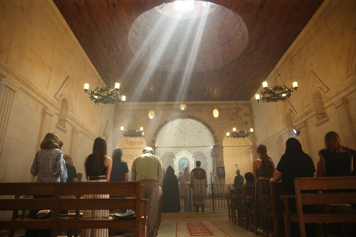 Tarihi Kilisede Restorasyon Öncesi Ayin