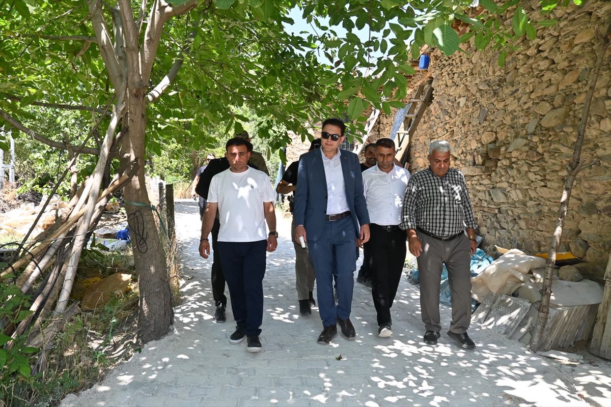 Hizan Kaymakamı köy ziyaretlerinde