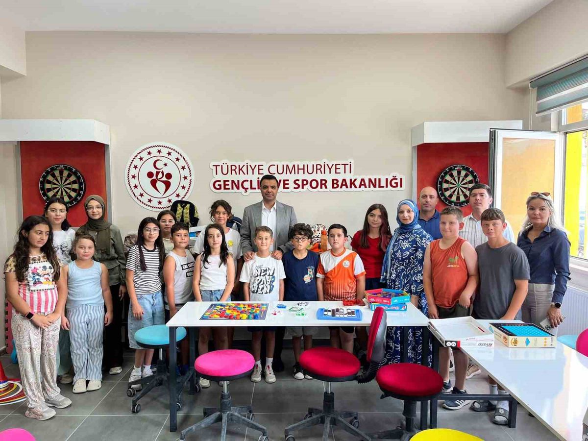 Söğüt Kaymakamı Yayabaşı, Gençlik Merkezi'nde Öğrencilerle Bir Araya Geldi