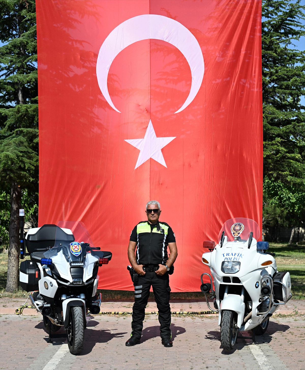 25 yıllık efsane trafik polisine yeni motosiklet
