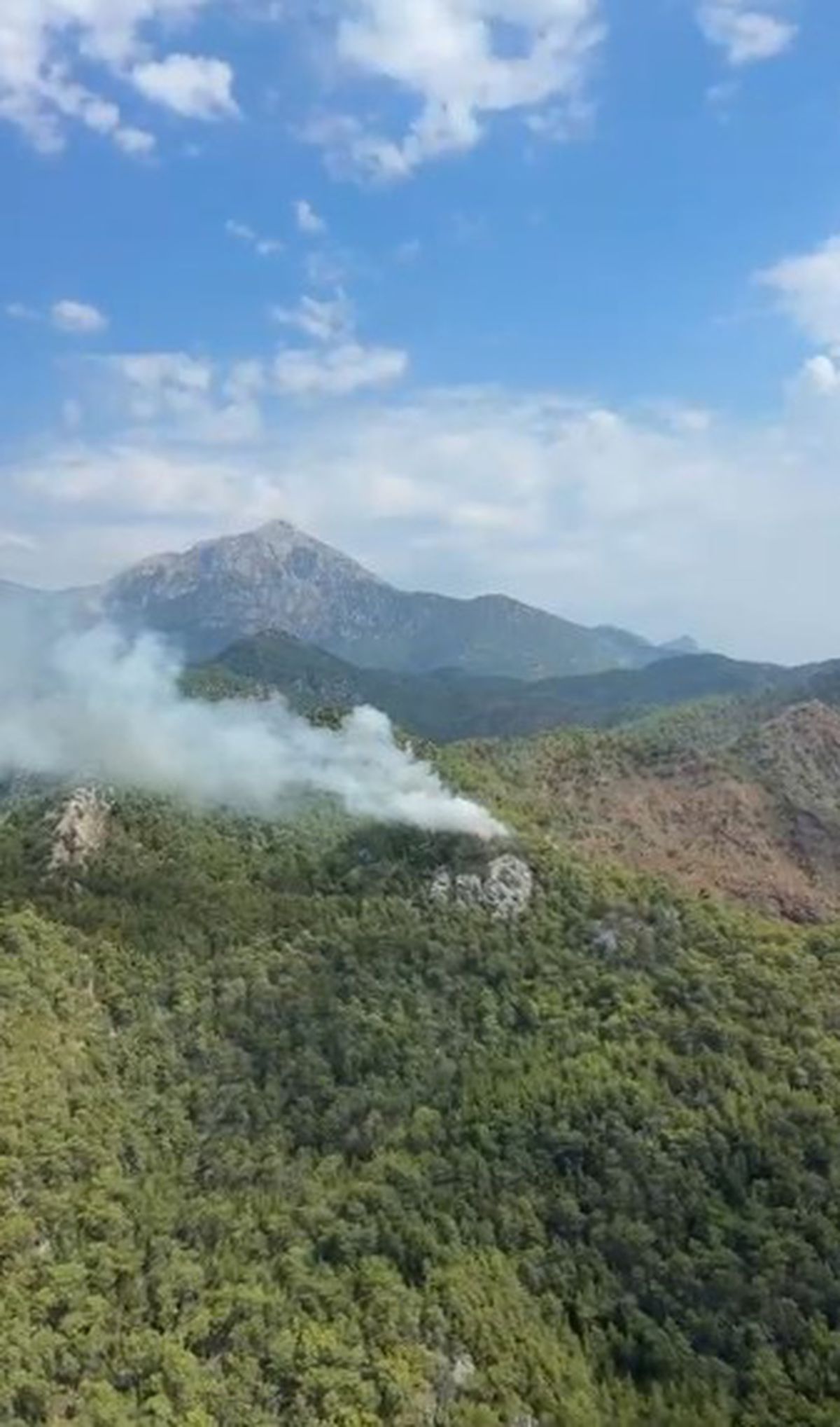 Kemer'de Orman Yangını: Havadan ve Karadan Müdahale Sürüyor