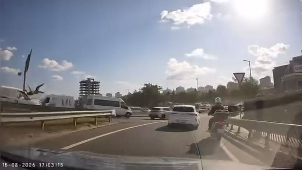 Küçükçekmece'de Motosiklete Arkadan Çarpma: 3 Yaralı