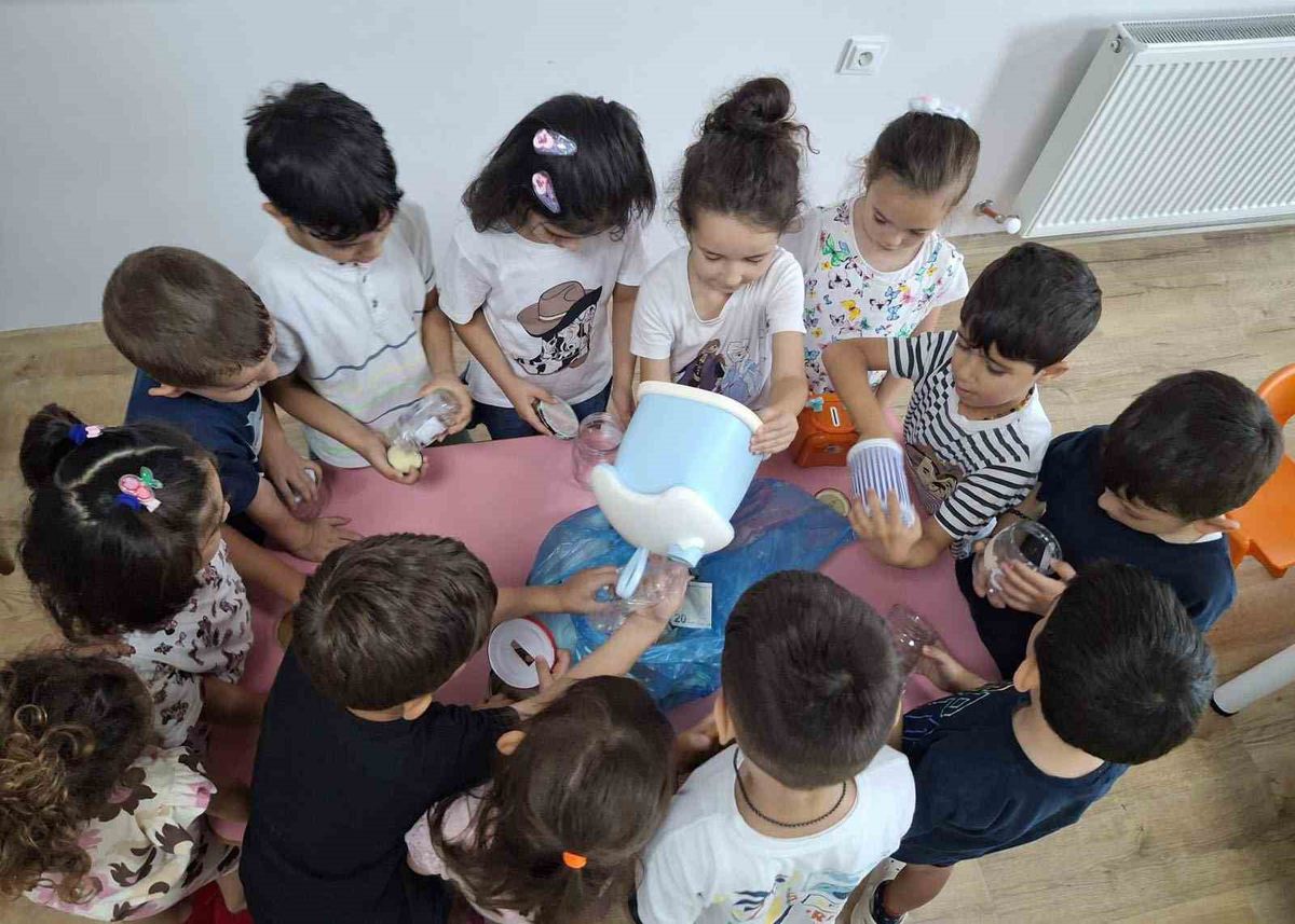 Bolvadin'de 2 bin öğrenciden yetimlere kırtasiye desteği