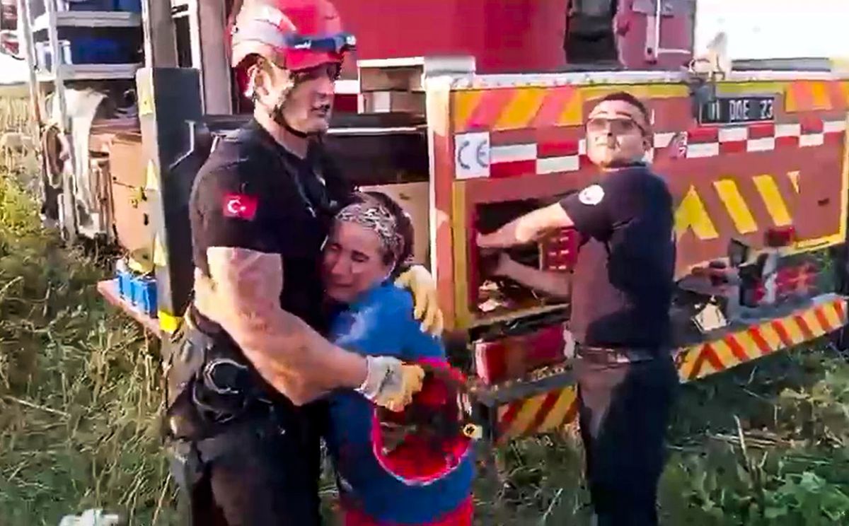 İneği Kuyudan Kurtaran İtfaiyecilere Gözyaşlarıyla Teşekkür