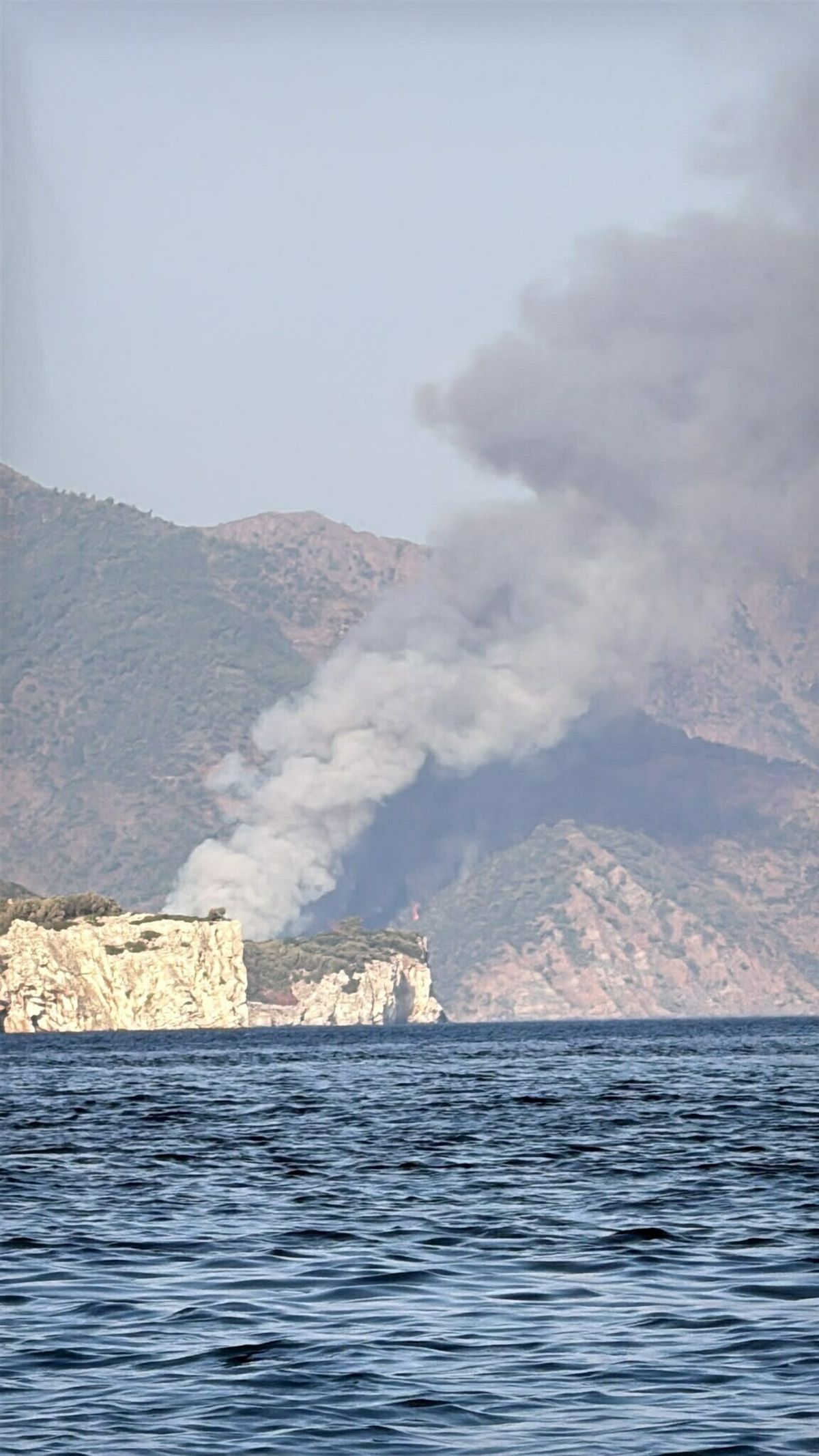 Marmaris'te Orman Yangını: Ekipler Seferber Oldu