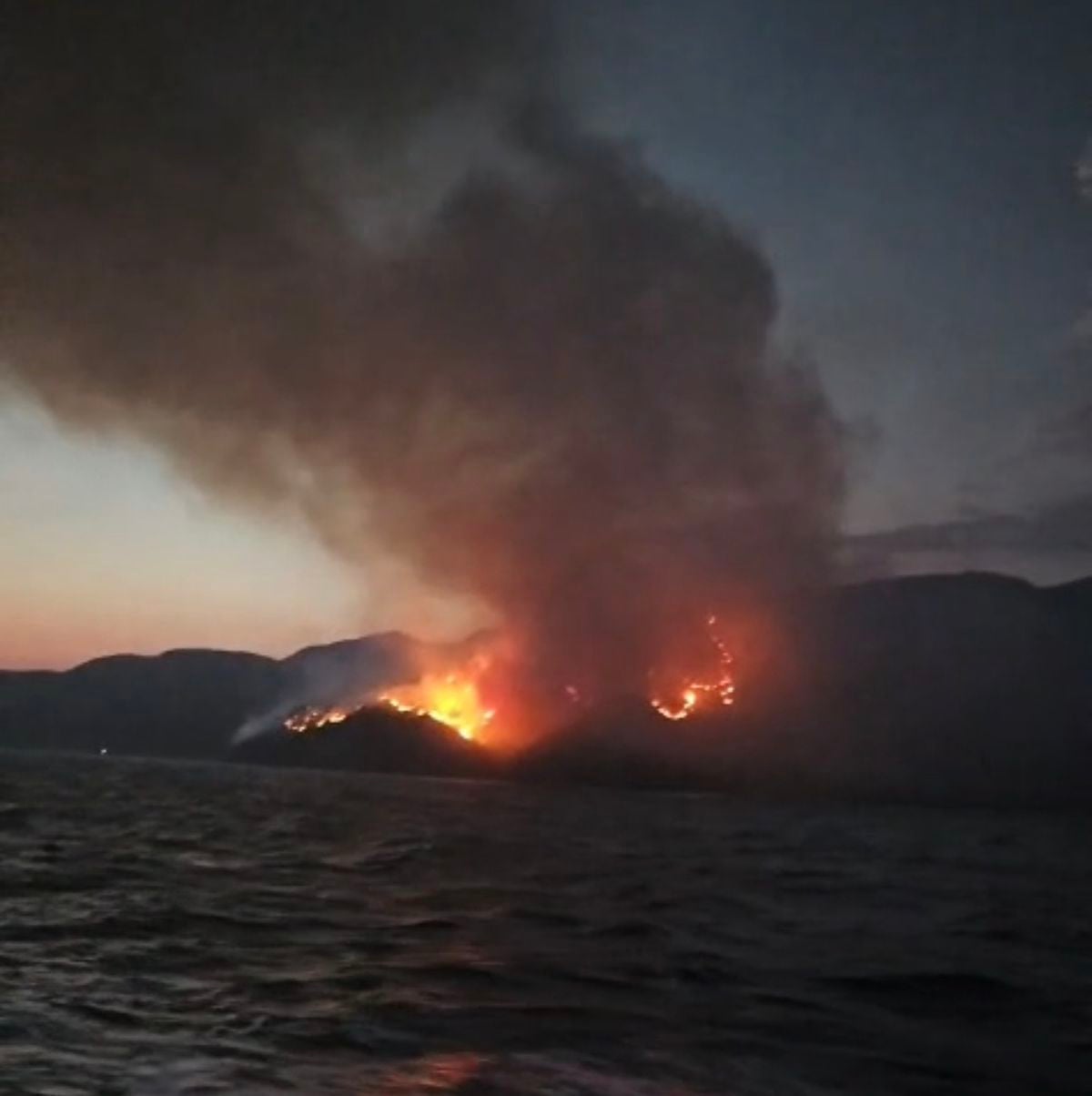 Muğla Valisi Akbıyık: Marmaris'teki yangın için denizden ve havadan müdahale ediyoruz