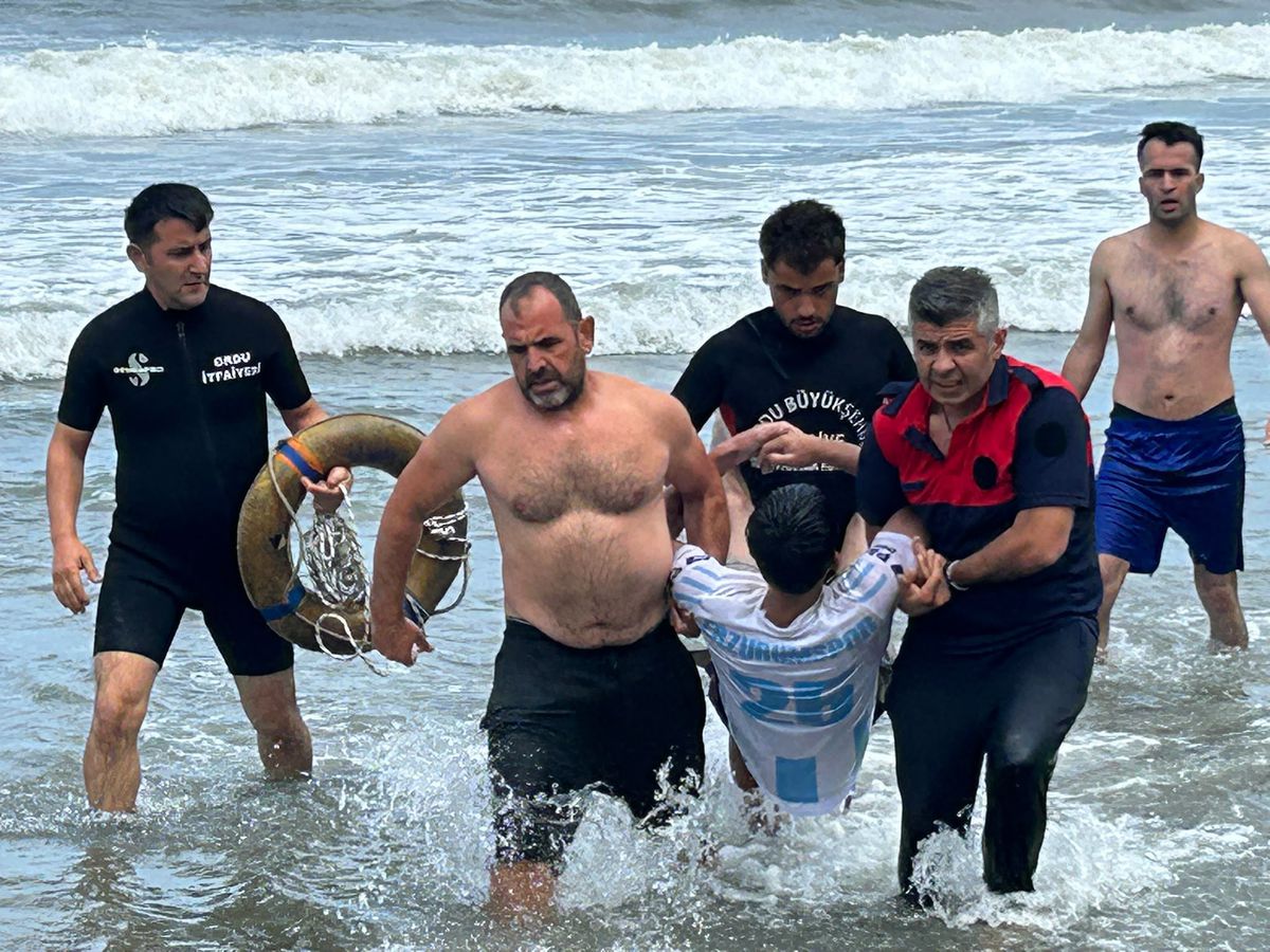 Ünye’de Yasağa Rağmen Denize Giren İki Kardeş Boğulmaktan Kurtarıldı
