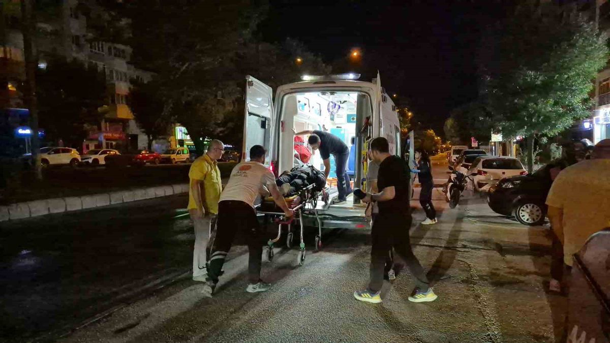 Eskişehir'de refüj sulaması kazaya neden oldu: Motokurye yaralandı