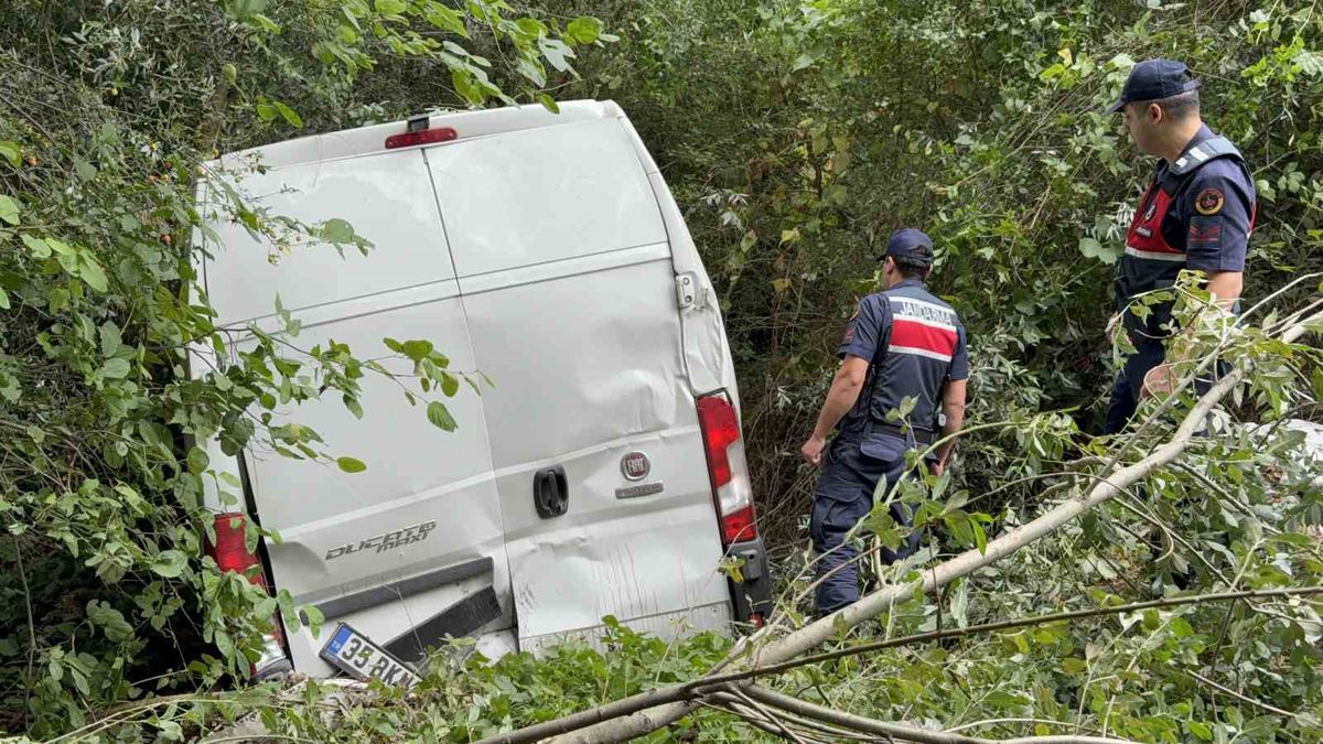 Kavak'ta Minibüs Şarampole Yuvarlandı: 2 Yaralı
