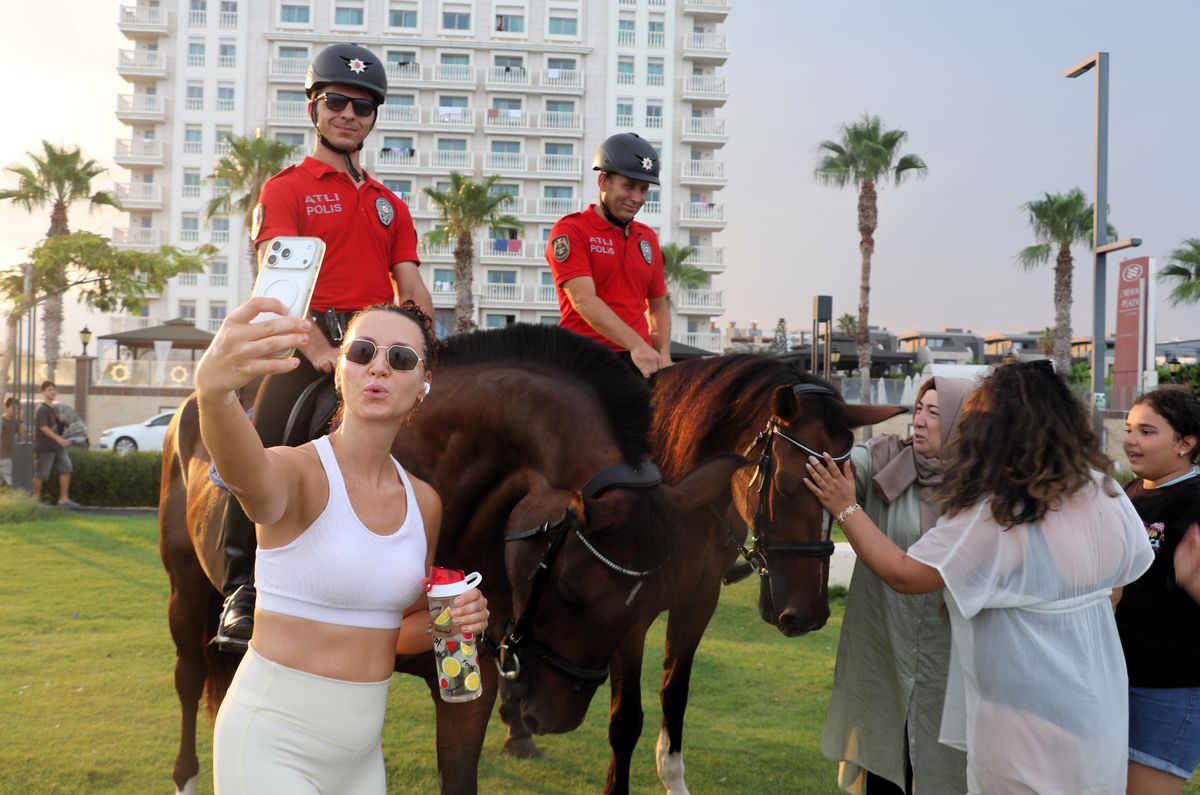 Antalya'da Atlı Polisler Sıcaklara Karşı Akşam Devriyesinde