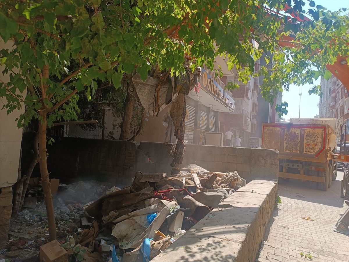Siirt’te Bir Evden 2 Kamyon Çöp Çıktı