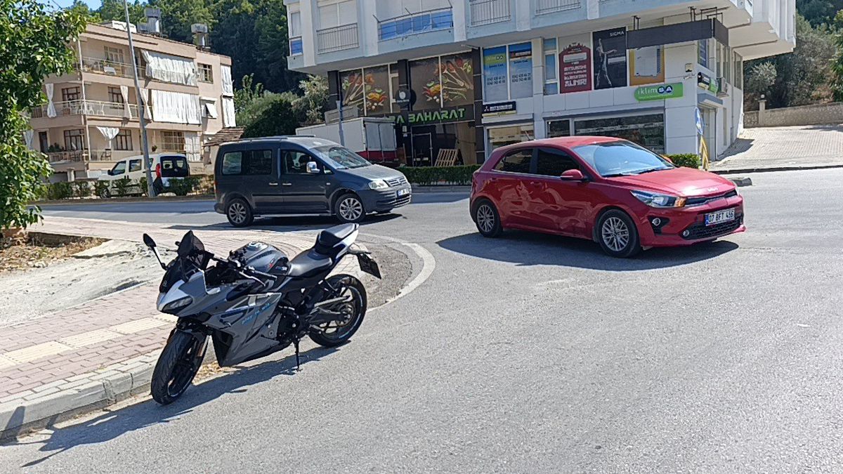 Manavgat'ta Motosiklet-Otomobil Çarpışması: 1 Yaralı