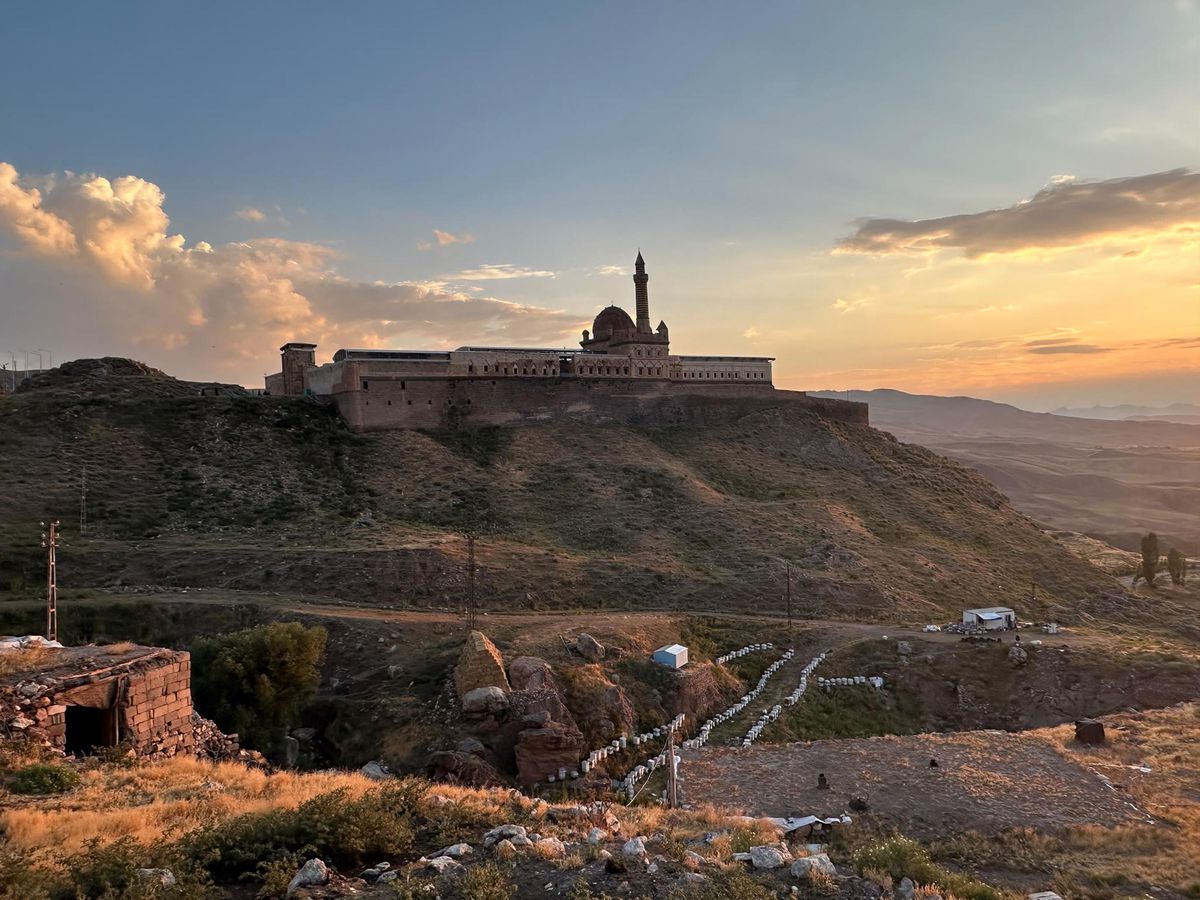 İshak Paşa Sarayı eteklerinde geven balı hasadı