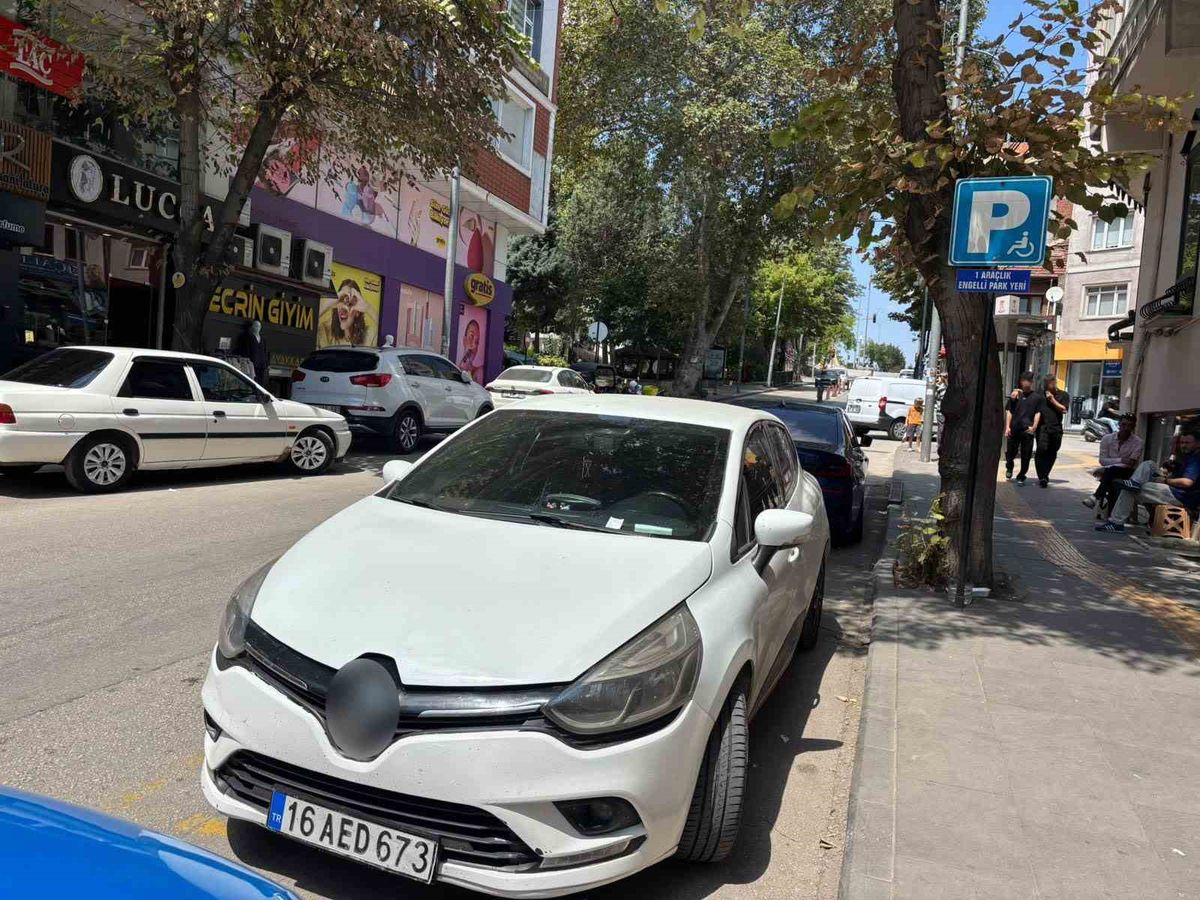 Ters yöne girdi, engelli parkına park etti