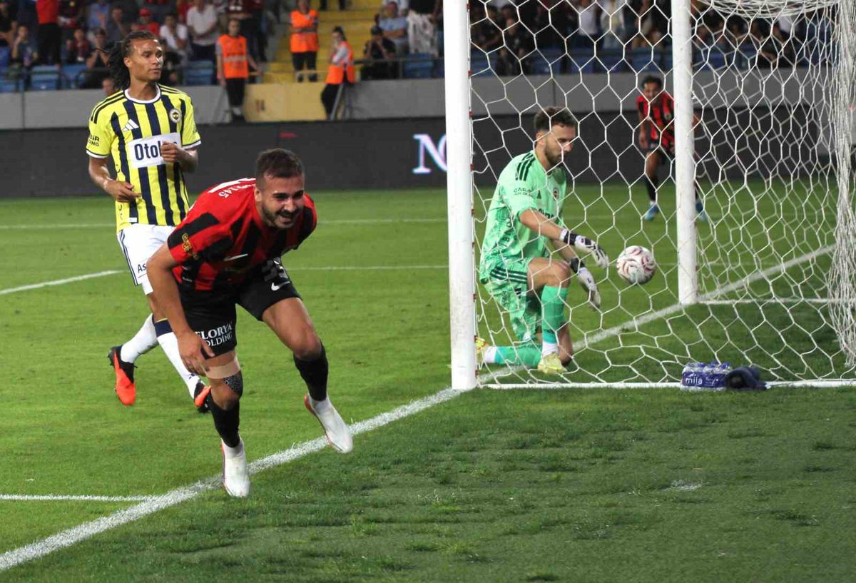 Gençlerbirliği Fenerbahçe'yi 2-1 Devirdi