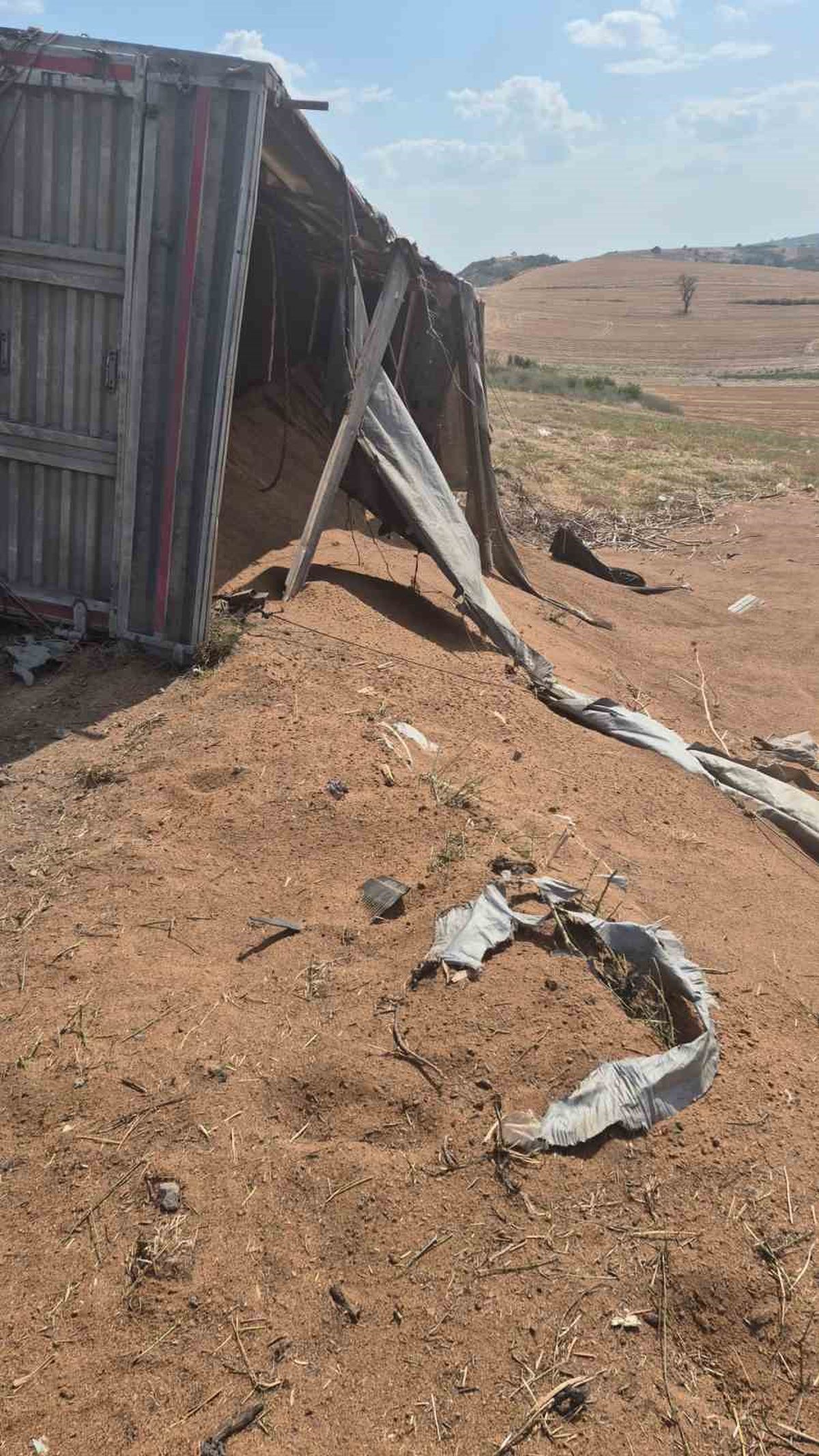 Uzunköprü'de Buğday Yüklü Kamyon Devrildi: Sürücü Yaralandı