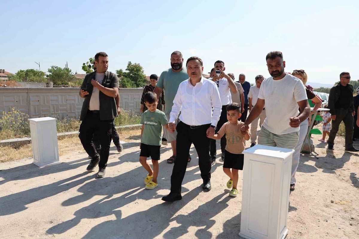 Kayseri Valisi Çiçek, Elmalı Mahallesi’nde Hane Ziyareti Gerçekleştirdi