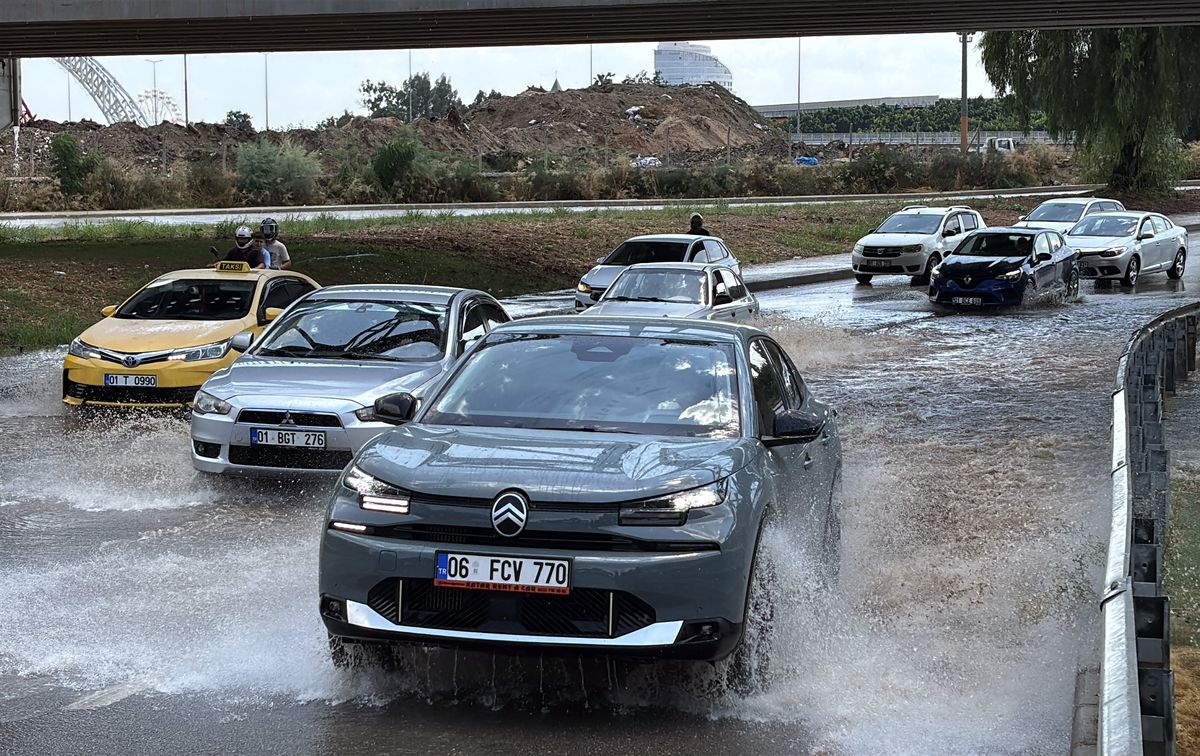 Adana'da Ani Sağanak ve Fırtına Hayatı Olumsuz Etkiledi