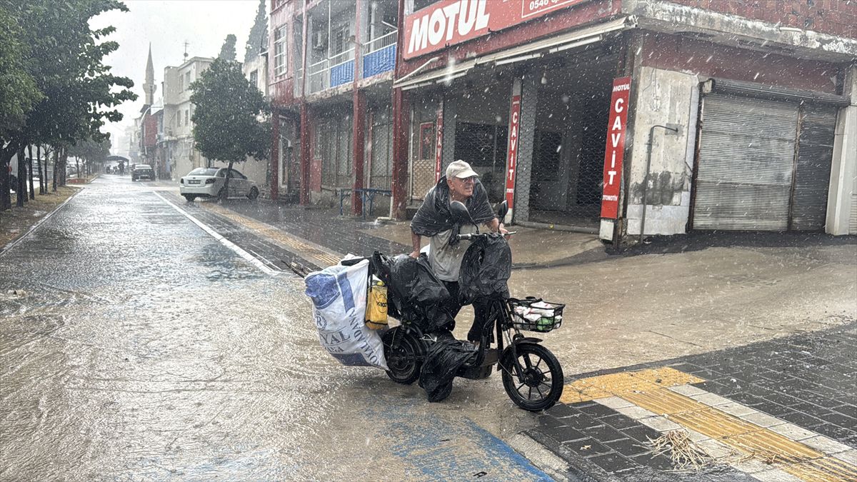 Adana’da Sağanak ve Rüzgar Hayatı Olumsuz Etkiledi